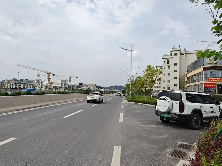 出城的路，两边还在建